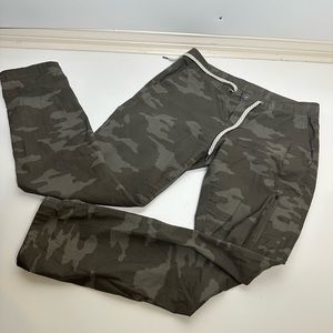 Vuori 32W x 30IS Army Green Camo Athleisure Pants